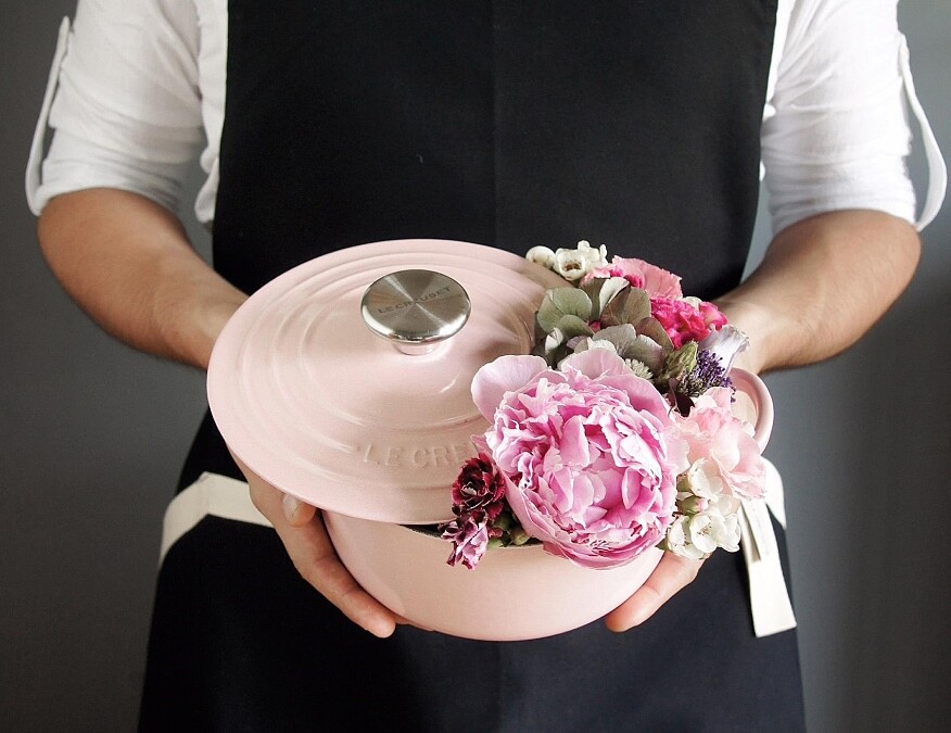 熊熊與浪漫山茶花陪下廚 LE CREUSET造型鍋蓋頭與專屬服務 粉嫩開鍋 