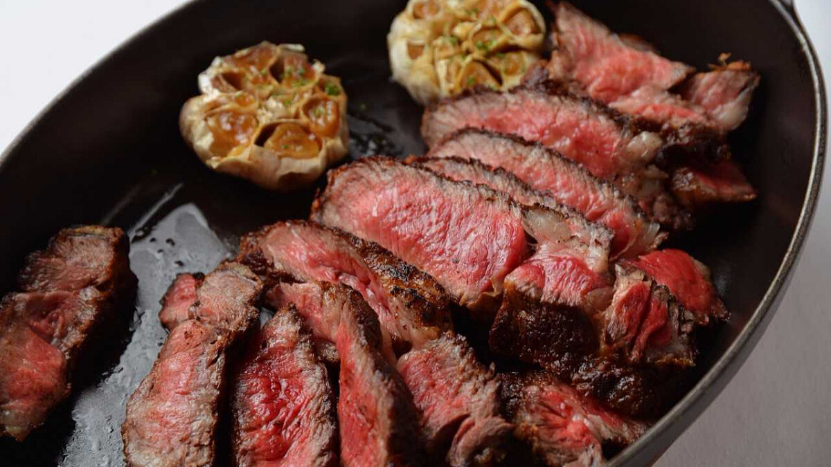 讓人口水直流的酥嫩和牛！牛排教父鄧有癸最新推出「帶骨澳洲9+和牛肋眼」，老饕必嚐