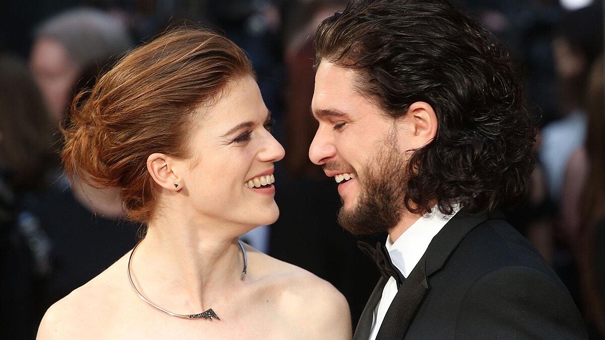 女野人落淚！《冰與火之歌》瓊恩雪諾愚人節玩笑開太大差點被取消婚約！