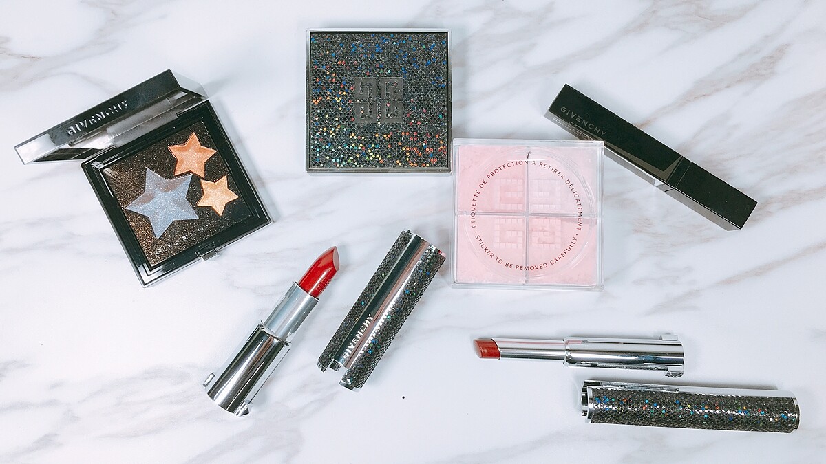 將三顆星星直接放上眼影盤，還有點點銀河點綴在小羊皮唇膏外殼。紀梵希2017聖誕彩妝從夜晚星空找靈感