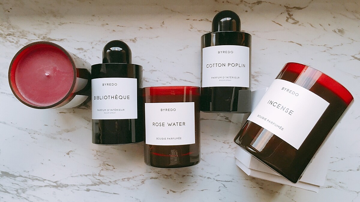 「配著紅色晶瑩剔透的玻璃瓶身，一點燃就飄出濃郁玫瑰香正適合」極簡質感香氛BYREDO耶誕蠟燭