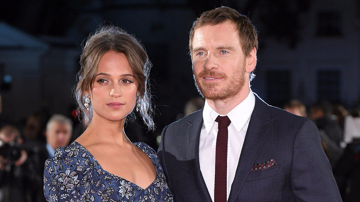 恭喜「萬磁王」成人夫！麥可法斯賓達與《丹麥女孩》艾莉西亞薇坎德西班牙低調完婚