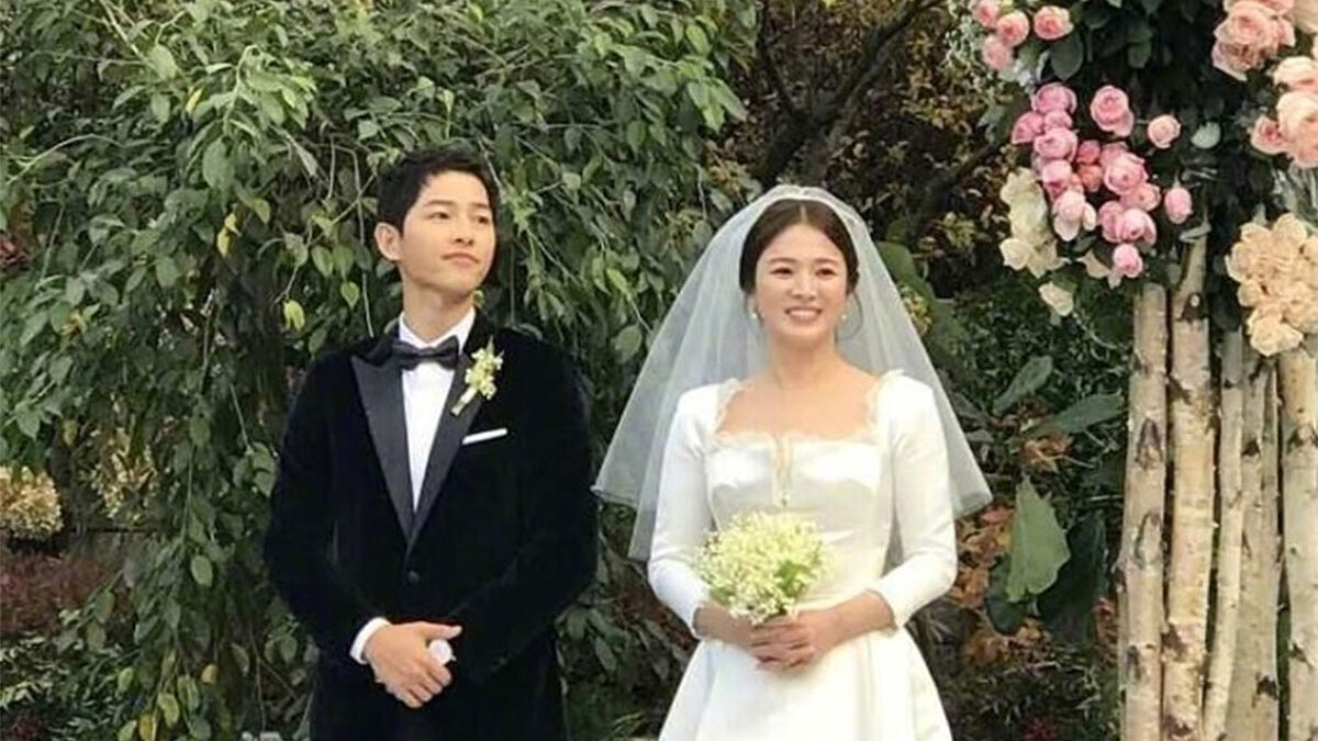 《太陽的後裔》雙宋CP世紀大婚！宋慧喬絕美訂製婚紗、婚戒行頭揭密