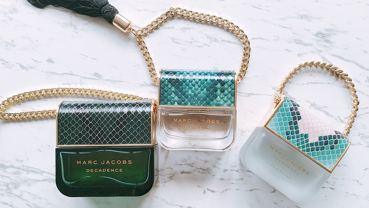 「多了點粉嫩、多了點俏皮」MARC JACOBS DECADENCE香水加入第三位成員，一次看盡吸睛手拿包香氛系列