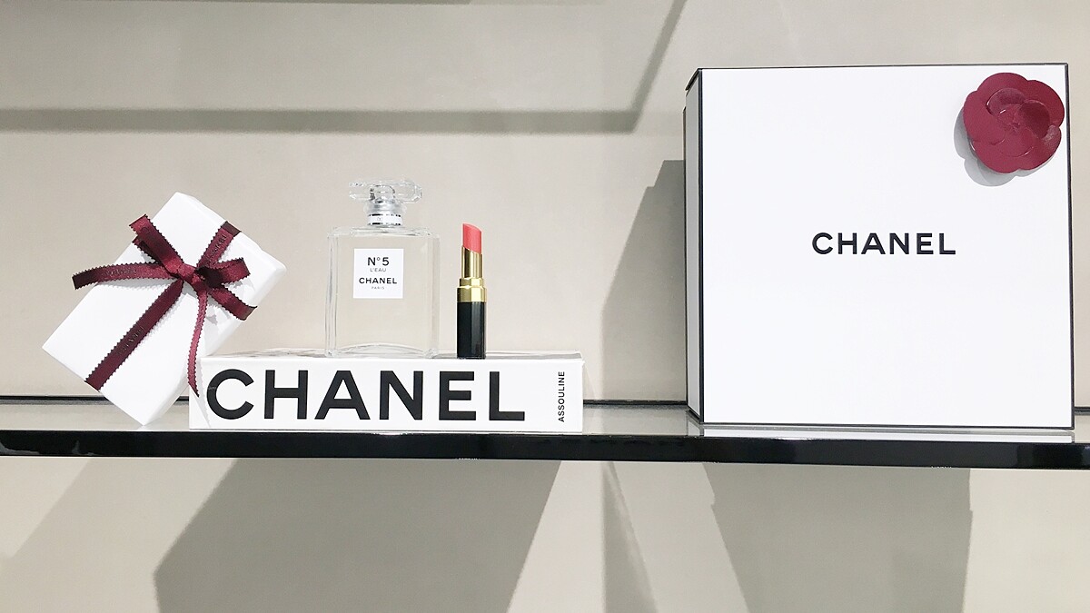 「太陽眼鏡、VIP休息區、護膚間、酒紅色小香緞帶、400ml精品香水」定調成化妝品精品店概念的香奈兒台北101化妝品5大亮點