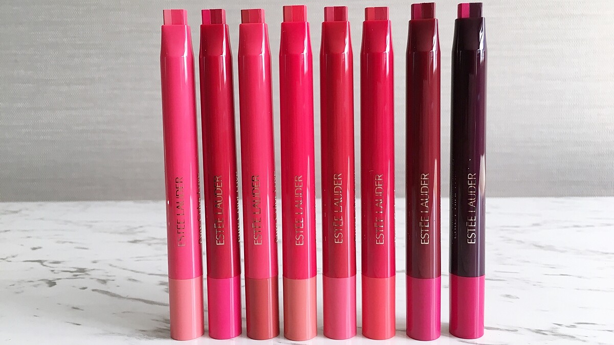 「#355橘粉雙色在韓國3天就賣光」一筆就能畫出雙色的口紅再掀熱潮，雅詩蘭黛玩色戀愛雙色唇膏即將登台