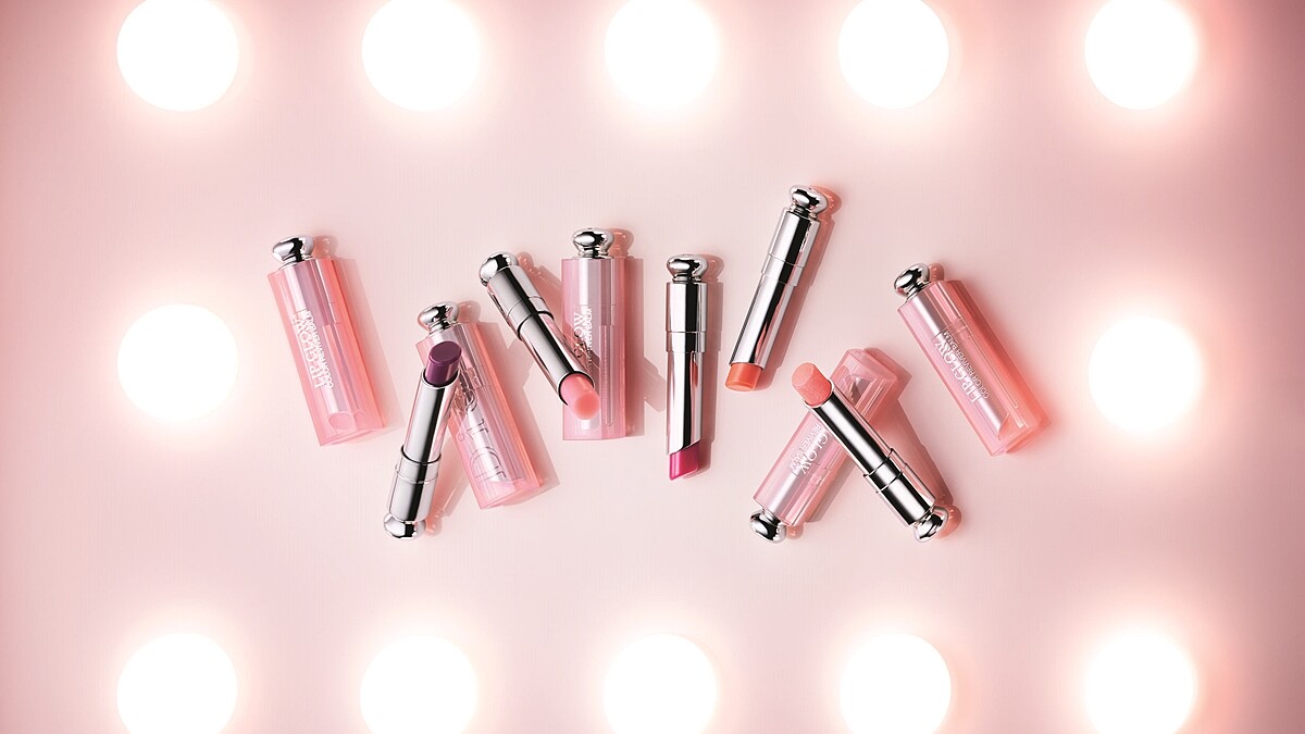 經典的粉紅變色護唇膏竟然要出霧面跟珠光款了！Dior超癮誘粉漾潤唇膏一口氣推出全新6色