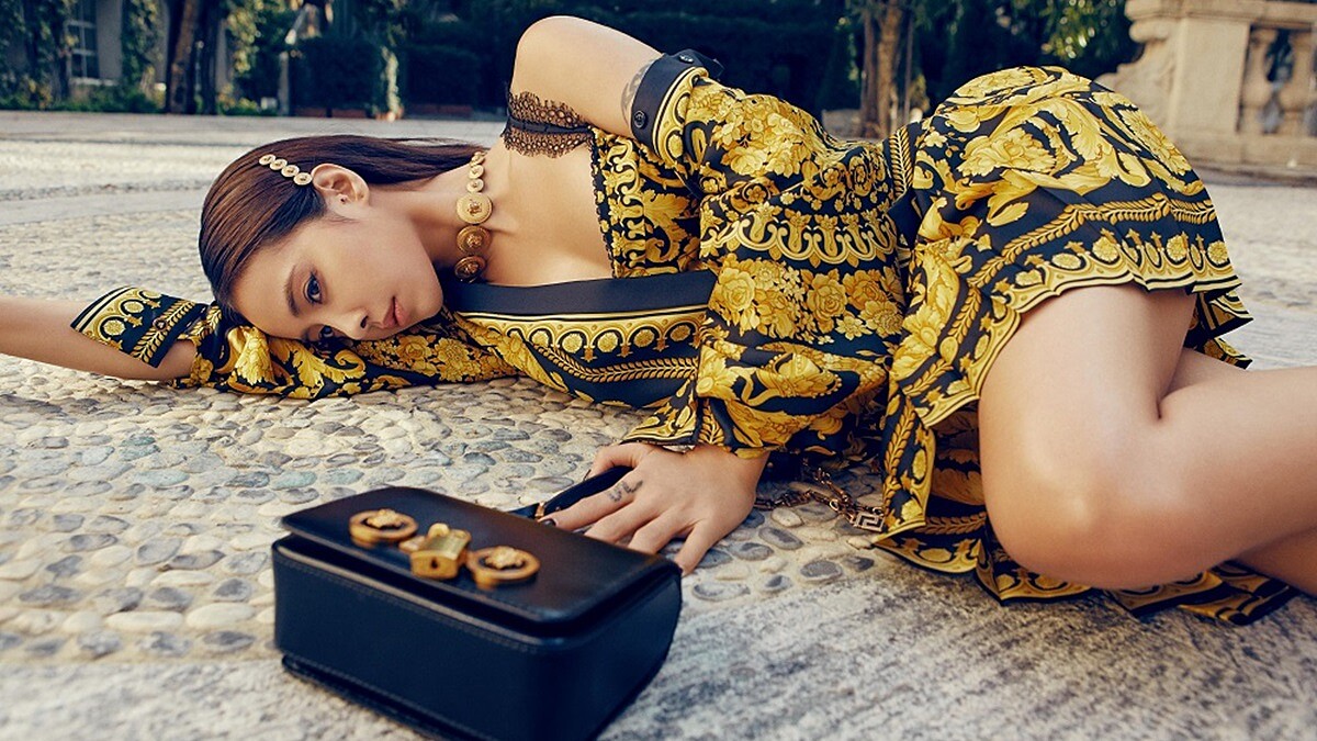 蔡依林登上時裝品牌形象大片！絕美氣勢詮釋VERSACE 2018春夏巴洛克、普普經典元素