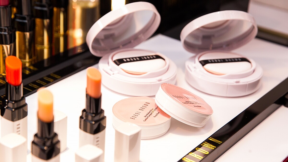 宛如「氣墊版素顏霜」，Bobbi Brown用玫瑰粉氣墊拍出發光美肌！連晶鑽桂馥潤色護唇膏也推粉紅珠光版