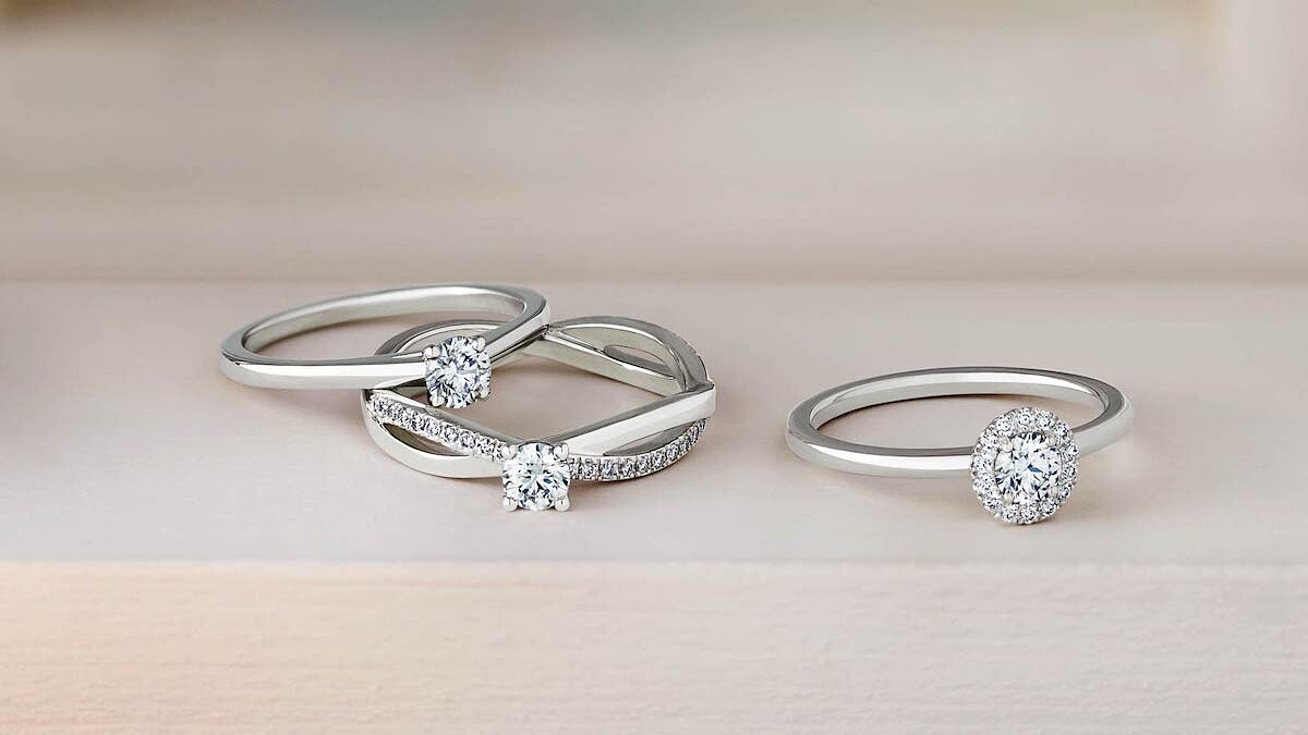 以浪漫雋永三大經典設計鑽戒為主的MY FIRST DE BEERS系列 ，最適合妳的會是哪一款璀璨鑽戒呢？