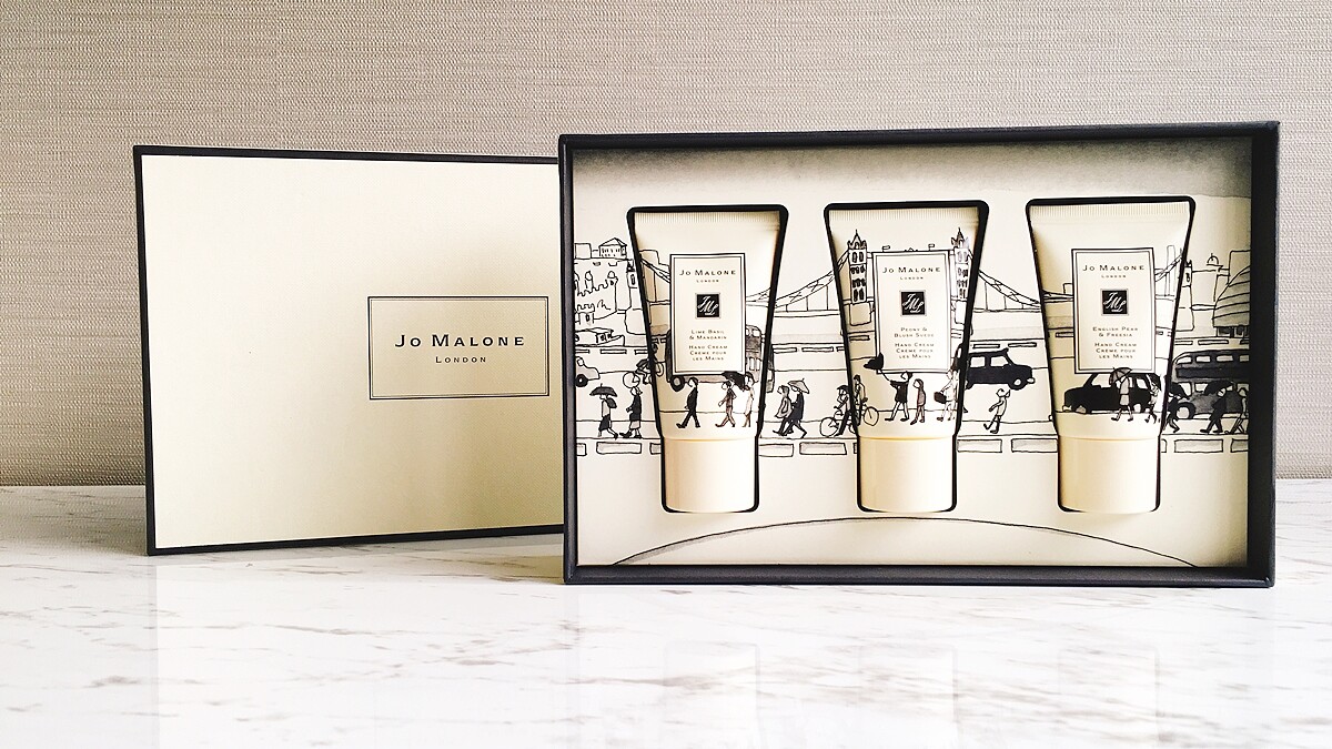 加上英國街景圖案特別俏皮！好看又好擦的Jo Malone London經典香氛護手霜組裡面有我們愛的英國梨與小蒼蘭