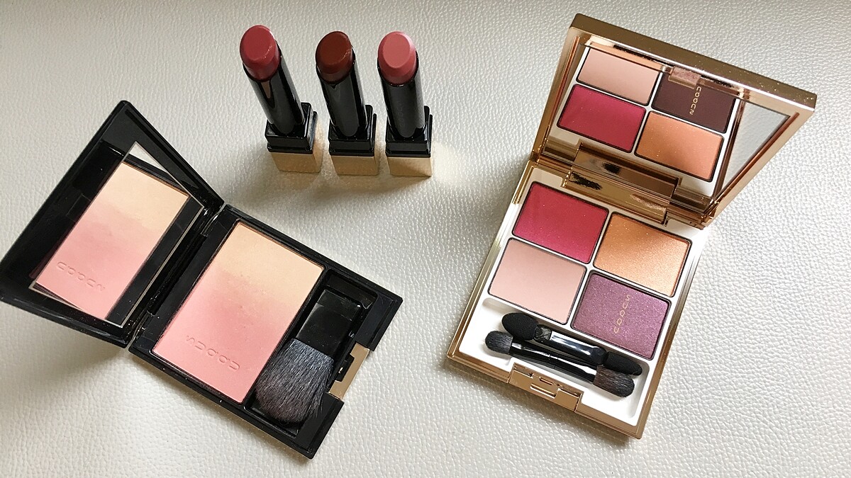 就像剛喝完一杯熱紅酒的「微醺紅酒系口紅」好迷人！SUQQU英國已完售耶誕彩妝，台灣12/5限定開賣