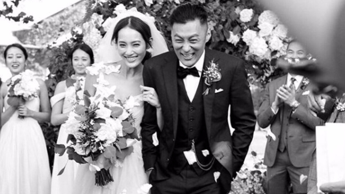 男神也成曬娃魔人!余文樂裸身抱寶寶秀健壯肌:「能見你一面,多遠都值得。」