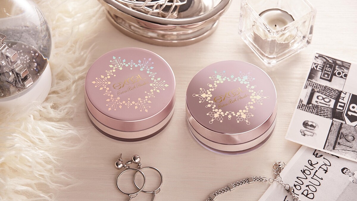 玫瑰金外盒加上多達200%美容液的奢華細緻！excel日本限量款超熱賣蜜粉，台灣同步上市