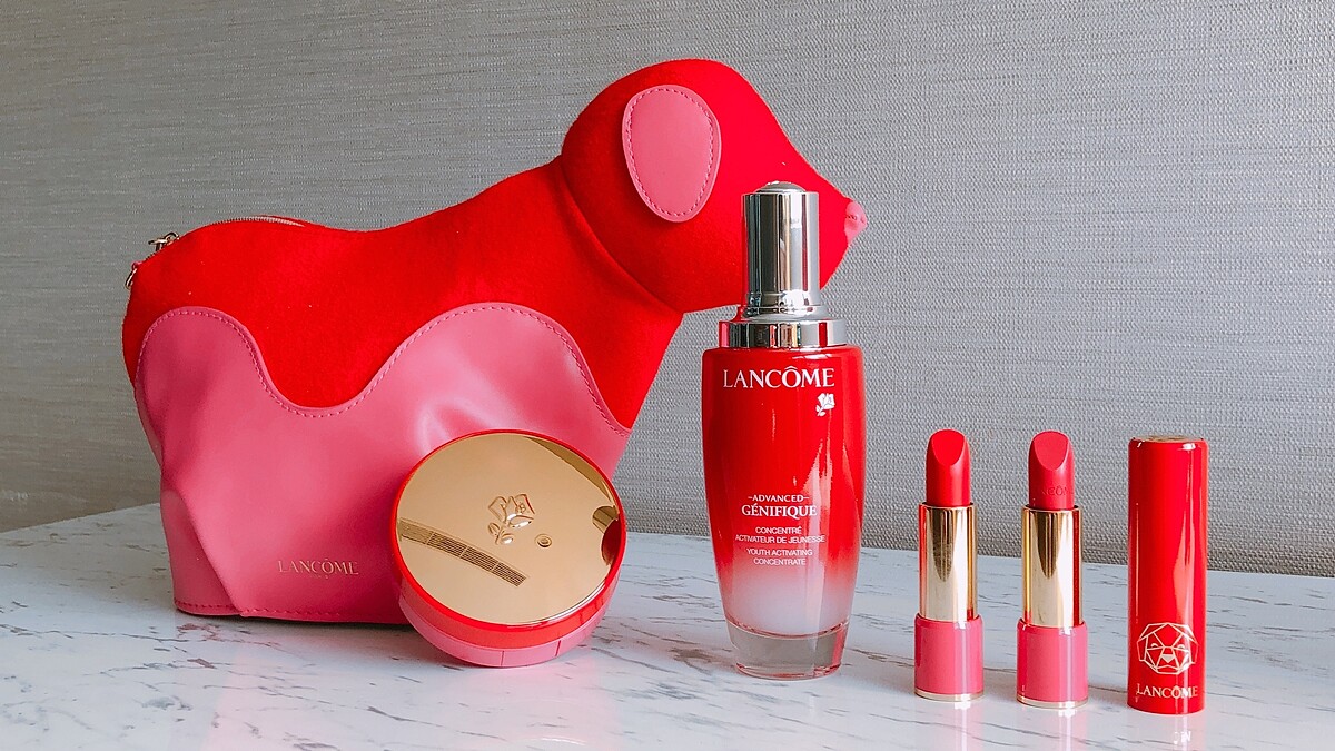  過年就想要這隻！立體的狗狗造型鍊包太可愛，蘭蔻新年限量包裝還把100ml超大容量小黑瓶染上漸層紅包裝