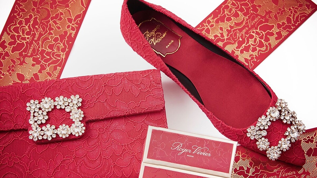 鞋控們不能錯過這雙櫻桃紅美鞋！Roger Vivier農曆新年限定系列，結合法式優雅與東方韻味