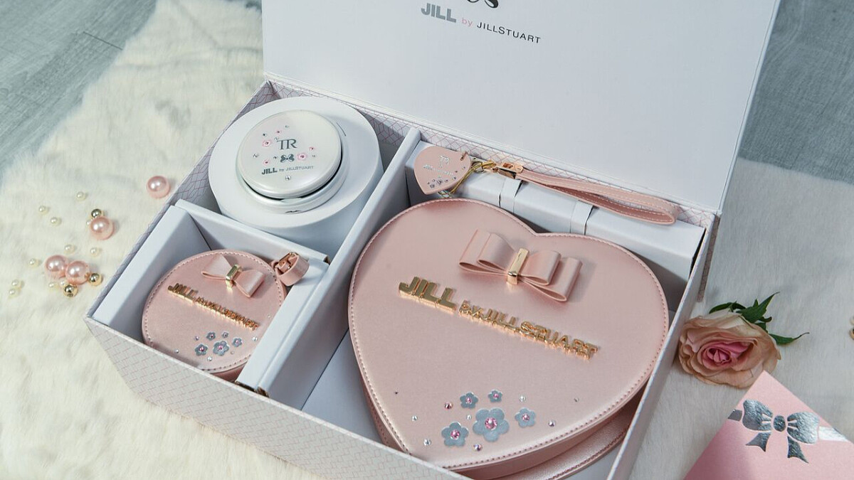 誰能抗拒粉紅色！CASIO TR Mini蜜粉盒自拍神器攜手JILL by JILLSTUART推出「櫻花粉限量組」