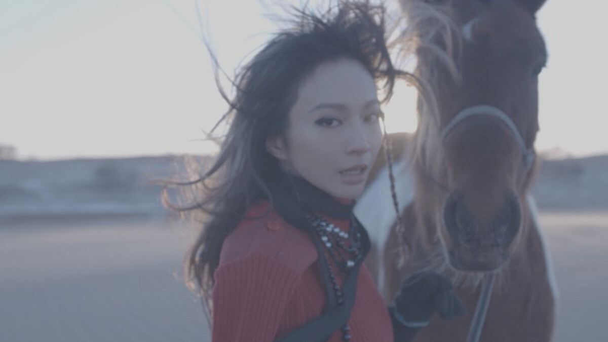 新戀情曝光！F.I.R.主唱Faye推出新歌〈蒼穹〉，遠赴內蒙古拍MV戀上知名漫畫家