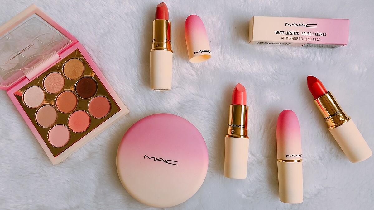 甜美多汁的漸層水蜜桃包裝裡，藏著杏桃+玫瑰雙色腮紅！M.A.C專為亞洲推出的桃情蜜意農曆新年系列