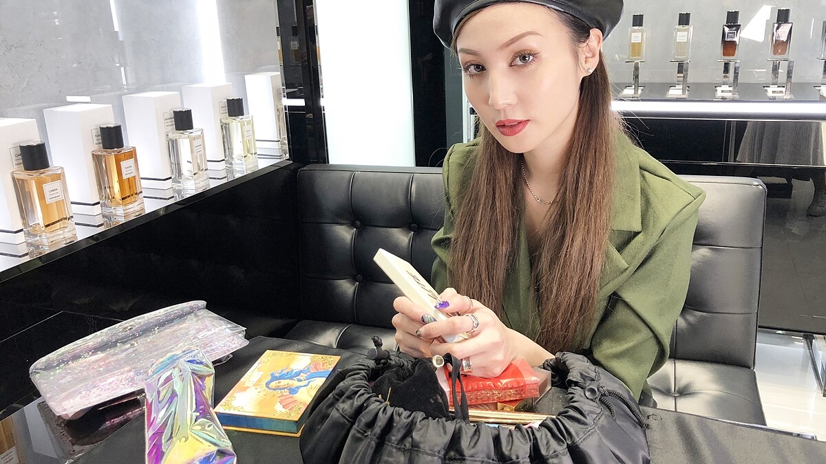 【打開化妝包】孫尤安簡直帶了移動式化妝桌！越有存在感的歐美系彩妝她越愛