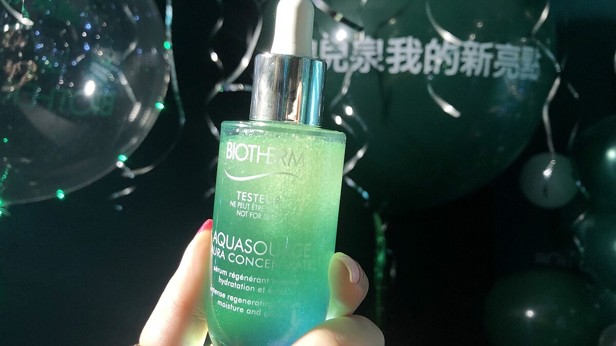 「搖一搖，好多保濕小泡泡冒出來」碧兒泉水光保濕雙精華，混和油與水讓肌膚水到發亮