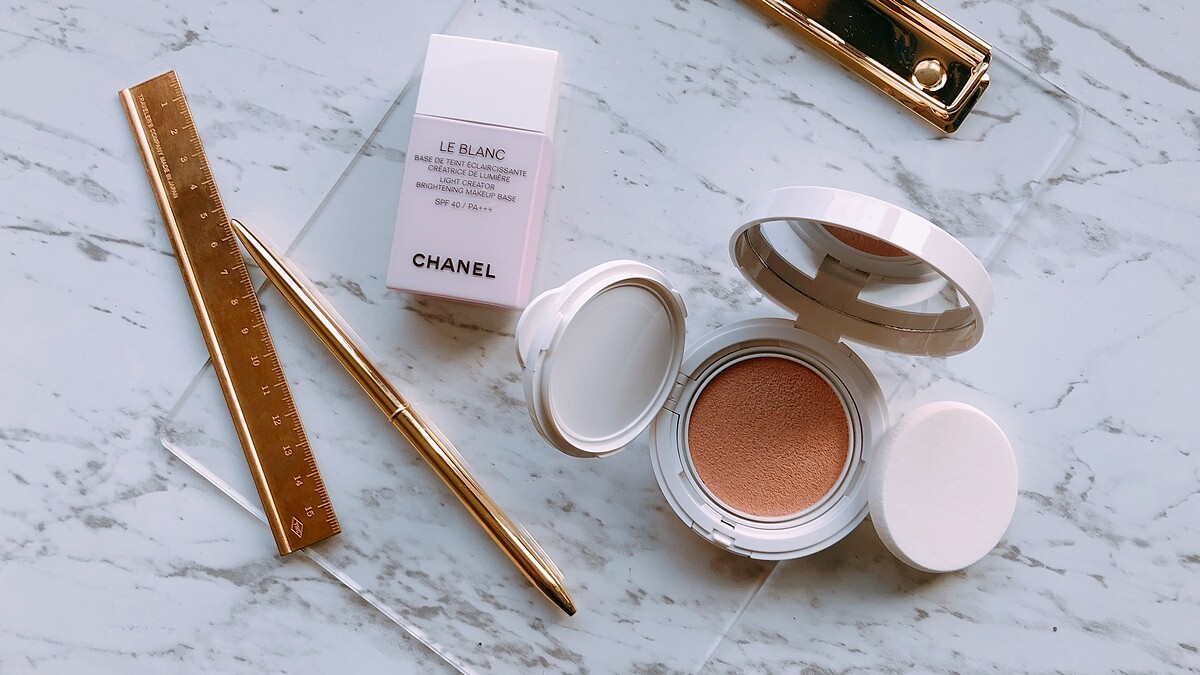 「撲起來有微微清涼感，還加入修護精萃油」香奈兒推出潤感加倍、卻能畫出半霧感好膚質的珍珠光感精萃水凝粉餅