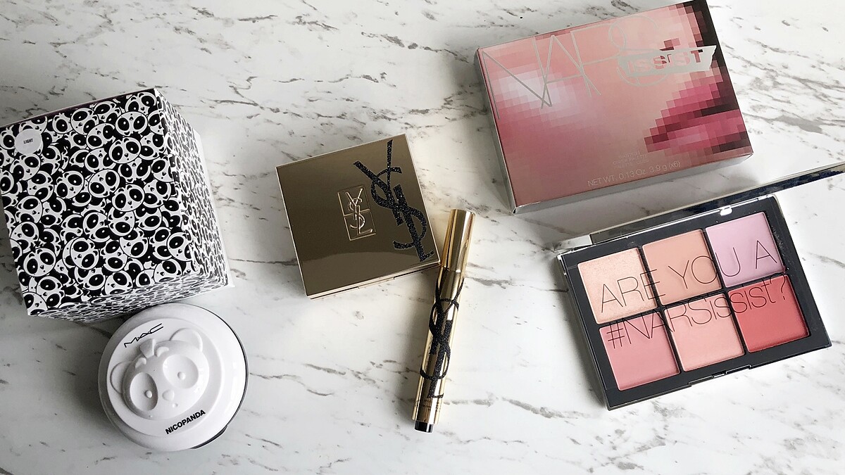 YSL史上最美蕾絲氣墊經典Logo版、NARS六色頰彩盤、M.A.C熊貓氣墊粉餅…2018百貨母親節檔期最值得下手的彩妝(不斷更新中)