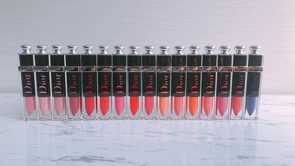 這支色度、彩度絕對是無人能敵得美！迪奧全新推出16色「癮誘超模漆光俏唇露」，帶著漆光#456玫瑰木色絕對要擁有