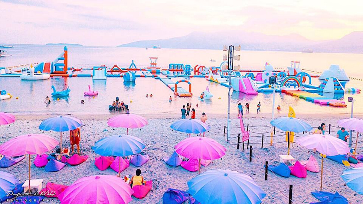 不管了，就要現在訂機票！菲律賓蘇比克灣「Inflatable Island」，漂浮七彩獨角獸水上遊樂場，讓你玩到不想回家～