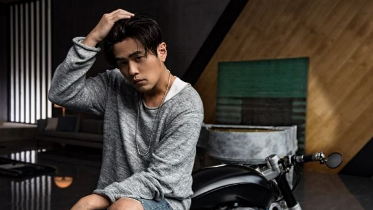 誰想和小帥弟一起去兜風?小小周 被老爸出賣的撩妹照,長大會肯定是高顏值帥哥!