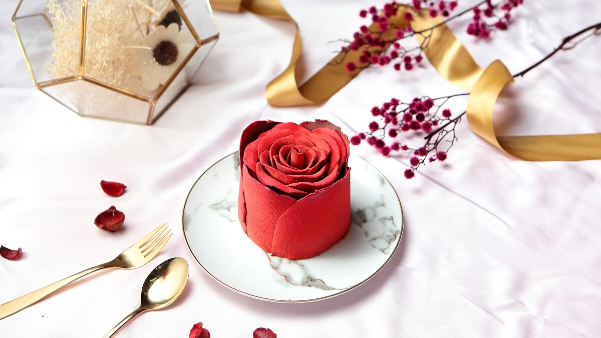 美到捨不得吃！Black as Chocolate 限量情人節玫瑰蛋糕~