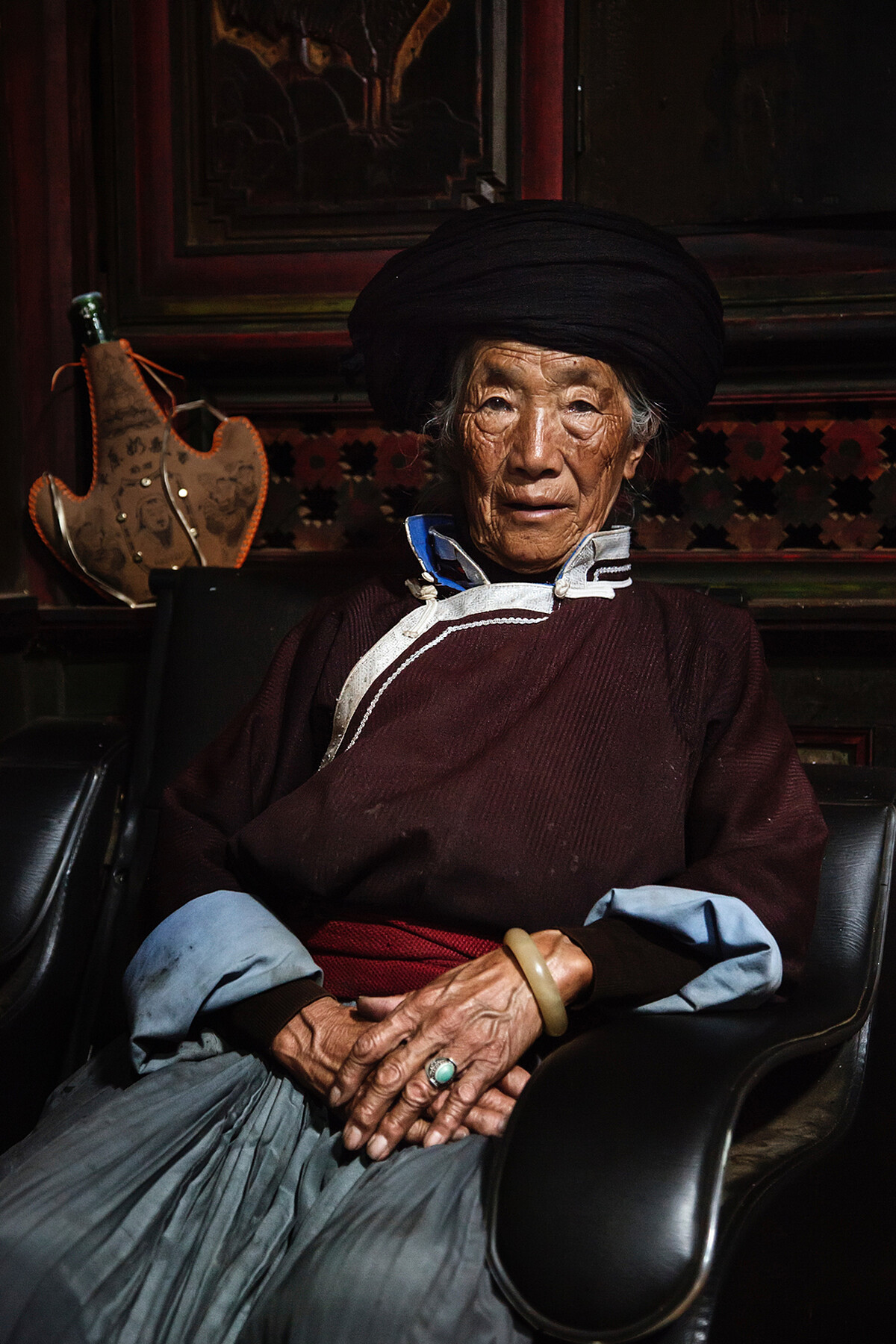 身為一族之長，Ku Mu 擁有整個家族的財產、決定遺產權，家裡大小事務她說了算。