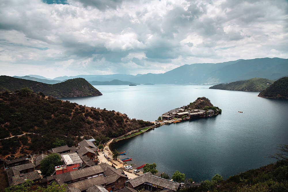 瀘沽湖是摩梭族的寶地，位在四川與雲南交界。