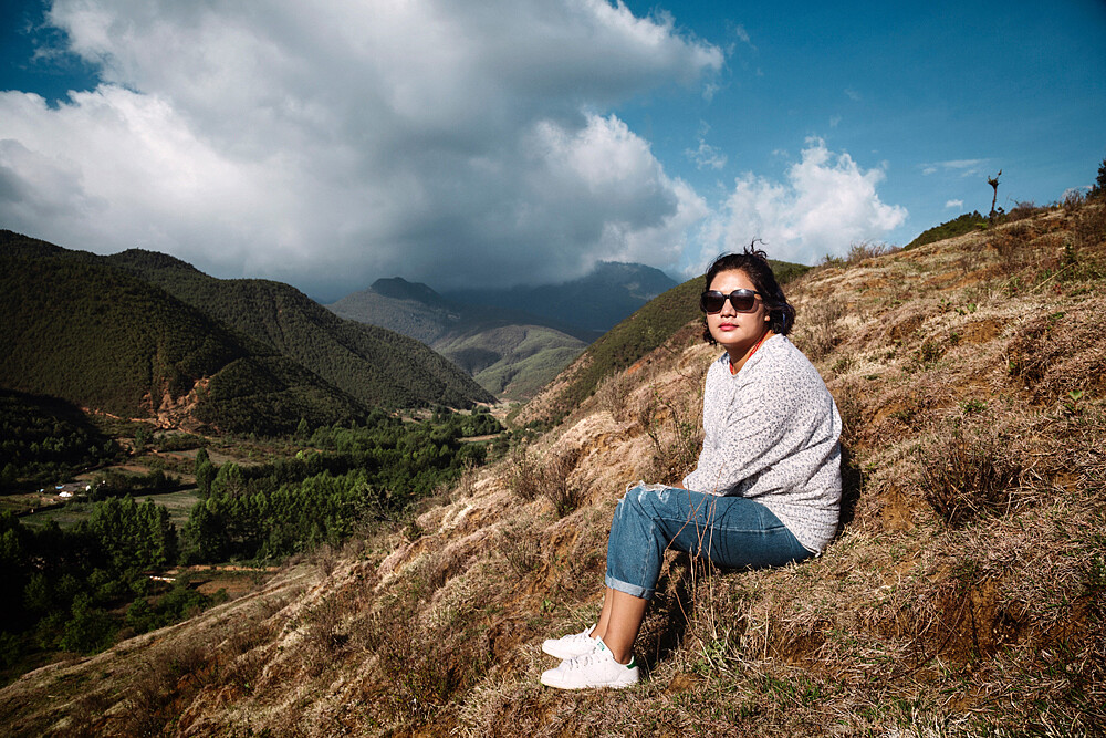 29歲的 Sadama Rada 身穿時髦服裝，卻奉行摩梭族的傳統，她扮演著新舊世代的橋樑。