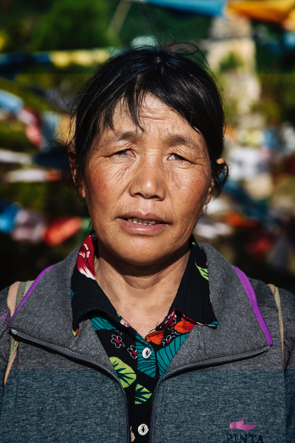 Bi Ma Rada 的母親 Bi Ma Rada 是農夫，攝於村外的佛寺。