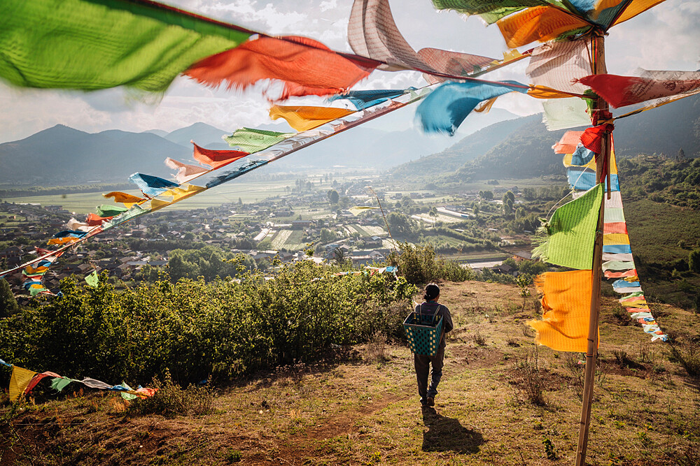 Bi Ma Rada 到廟裡祈求豐收後，走回村子裡。