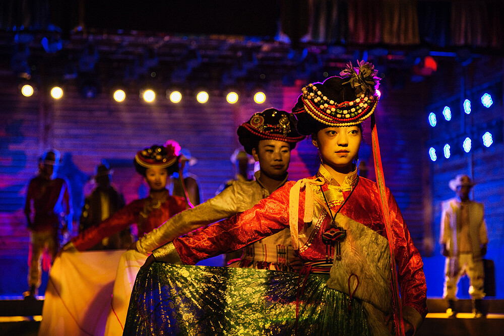 摩梭女性為中國遊客表演民俗歌舞秀。