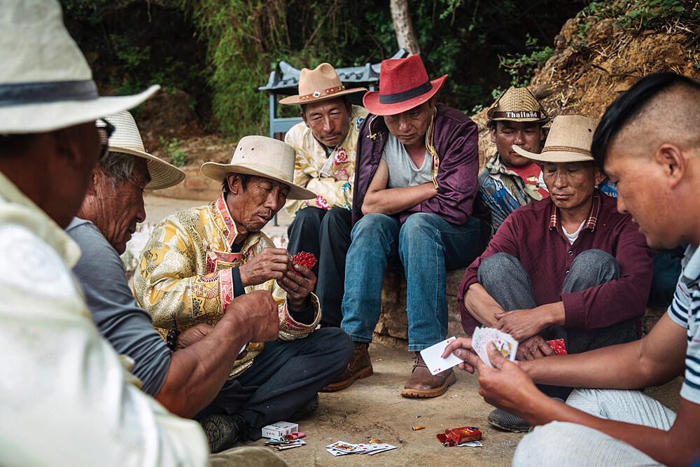 摩梭人午後在瀘沽湖畔打牌。