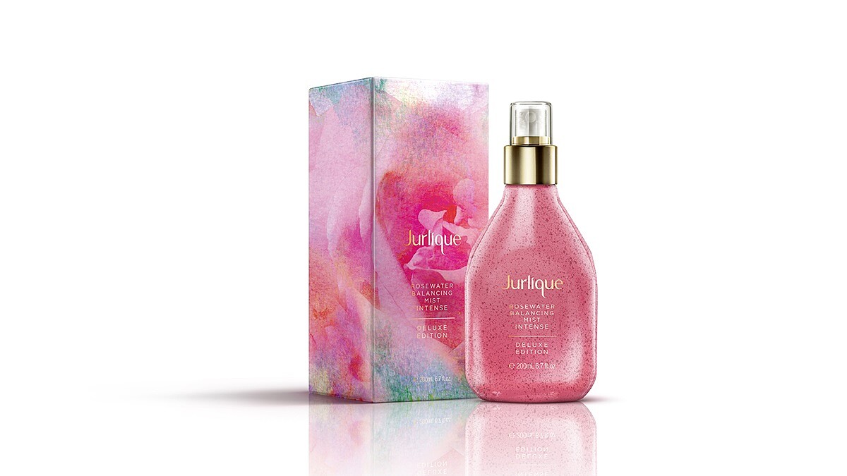 封存5種珍貴玫瑰精華讓整瓶活膚露變成浪漫粉色!Jurliqu推出2018玫瑰活膚露奢華限定版