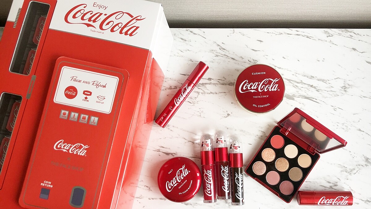 今年最期待的跨界聯名THE FACE SHOP X 可口可樂Coca-Cola，唇彩點綴著藏有北極熊的水晶球，擦起來竟然還有可樂味