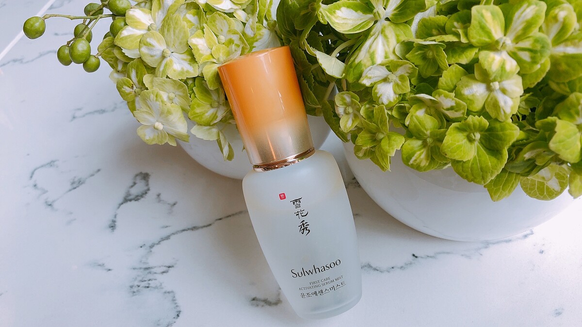 雪花秀把經典潤燥精華變成隨身瓶的「亮采噴霧」特調黃金油水比例，噴了水分才不怕流失