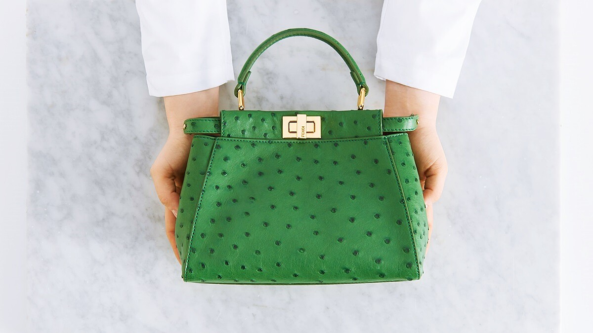 鴕鳥皮Peekaboo包這樣手工打造！FENDI推出全新奢華珍稀皮革包款