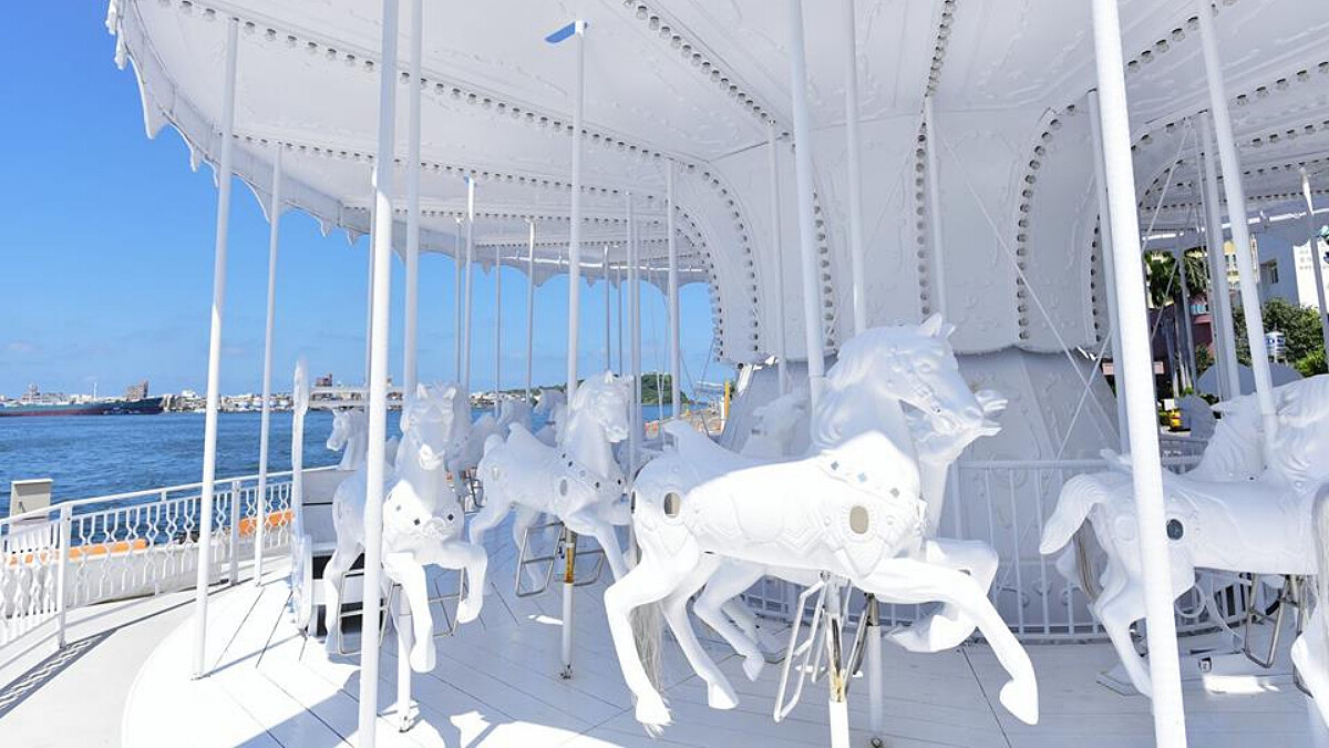碧海藍天加上這景色太夢幻！高雄棧貳庫「全白色旋轉木馬」，散發滿滿幸福感！