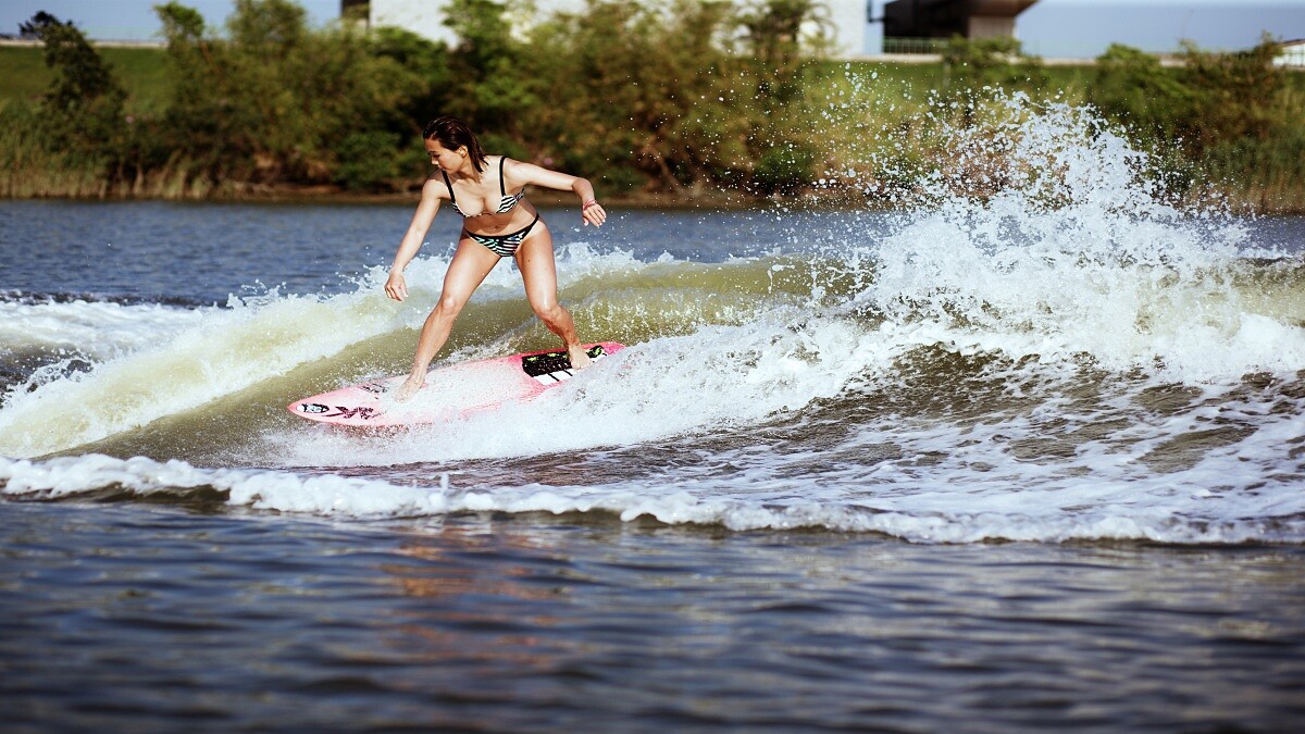夏日達人帶路,一起來 Wakesurfing!浪花裡的高手Anita chen告訴你,這樣最好玩~