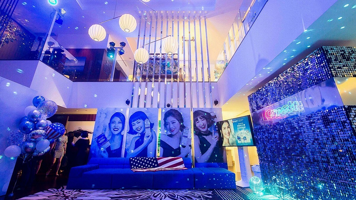 史上“齒”度最大的時尚Party！名人潮模派對放閃自信鑽亮笑容，原來就靠Crest牙齒鑽白神器來打造！