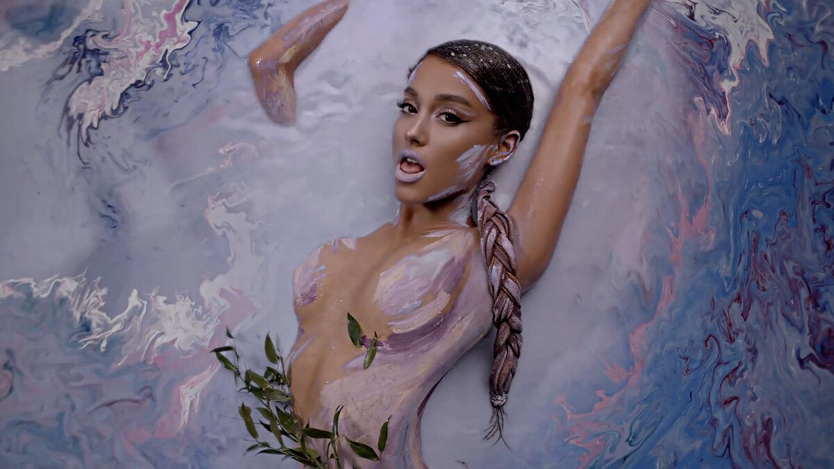 全裸性感入鏡展現女性力量！點閱破6千萬，亞莉安娜新曲〈God Is A Woman〉MV化身大地女神