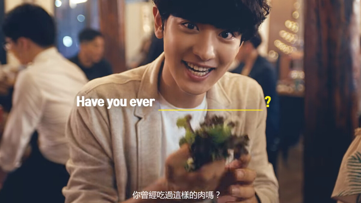 不行啦，這樣太犯規！跟著EXO燦烈玩翻韓國夜生活，生菜包豬五花直接送進你嘴裡~