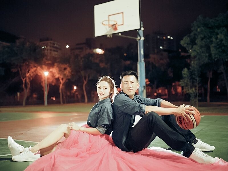 牛仔外套搭配唯美婚紗混搭風格／圖片取自veryWed