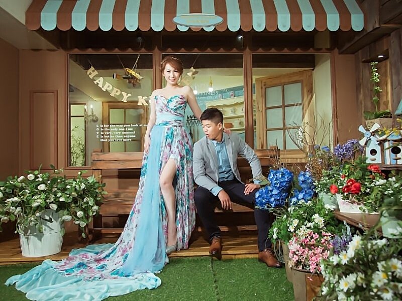 高衩裙襬設計展現長腿的性感婚紗／圖片取自veryWed