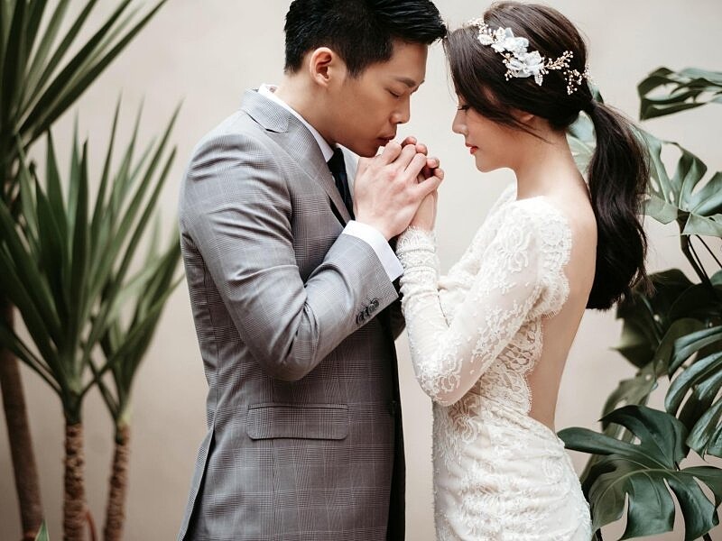 陶嫚曼大露美背性感婚紗／圖片取自陶嫚曼臉書